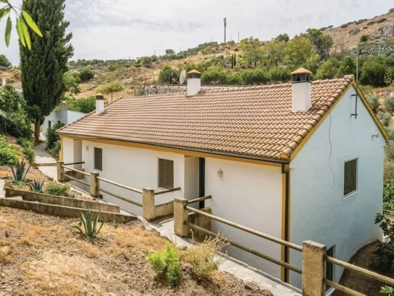 A cortijo dating back to the early 20th century, originally home to an old soap factory, now tastefully restored and converted into a tourist accommodation complex.