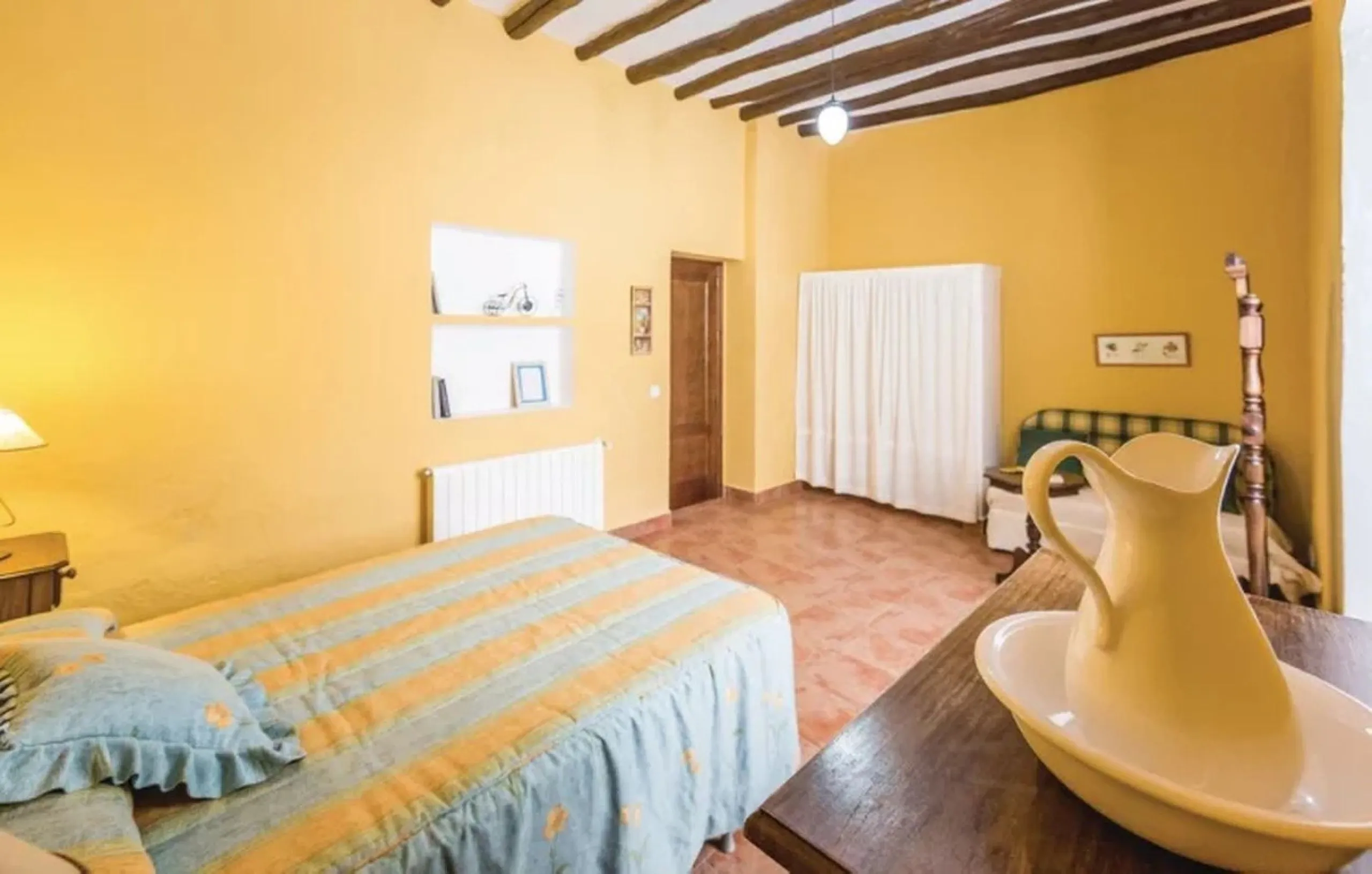 A cortijo dating back to the early 20th century, originally home to an old soap factory, now tastefully restored and converted into a tourist accommodation complex.