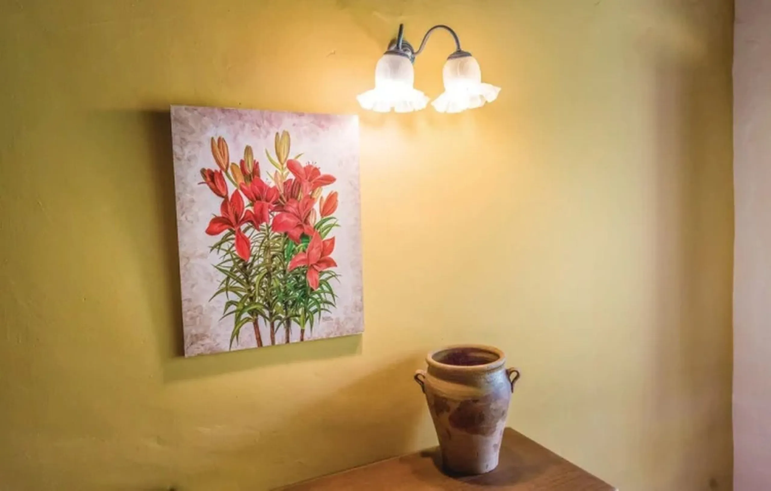 A cortijo dating back to the early 20th century, originally home to an old soap factory, now tastefully restored and converted into a tourist accommodation complex.