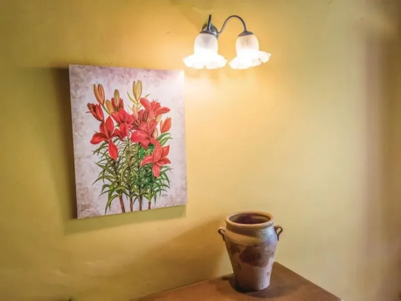 A cortijo dating back to the early 20th century, originally home to an old soap factory, now tastefully restored and converted into a tourist accommodation complex.