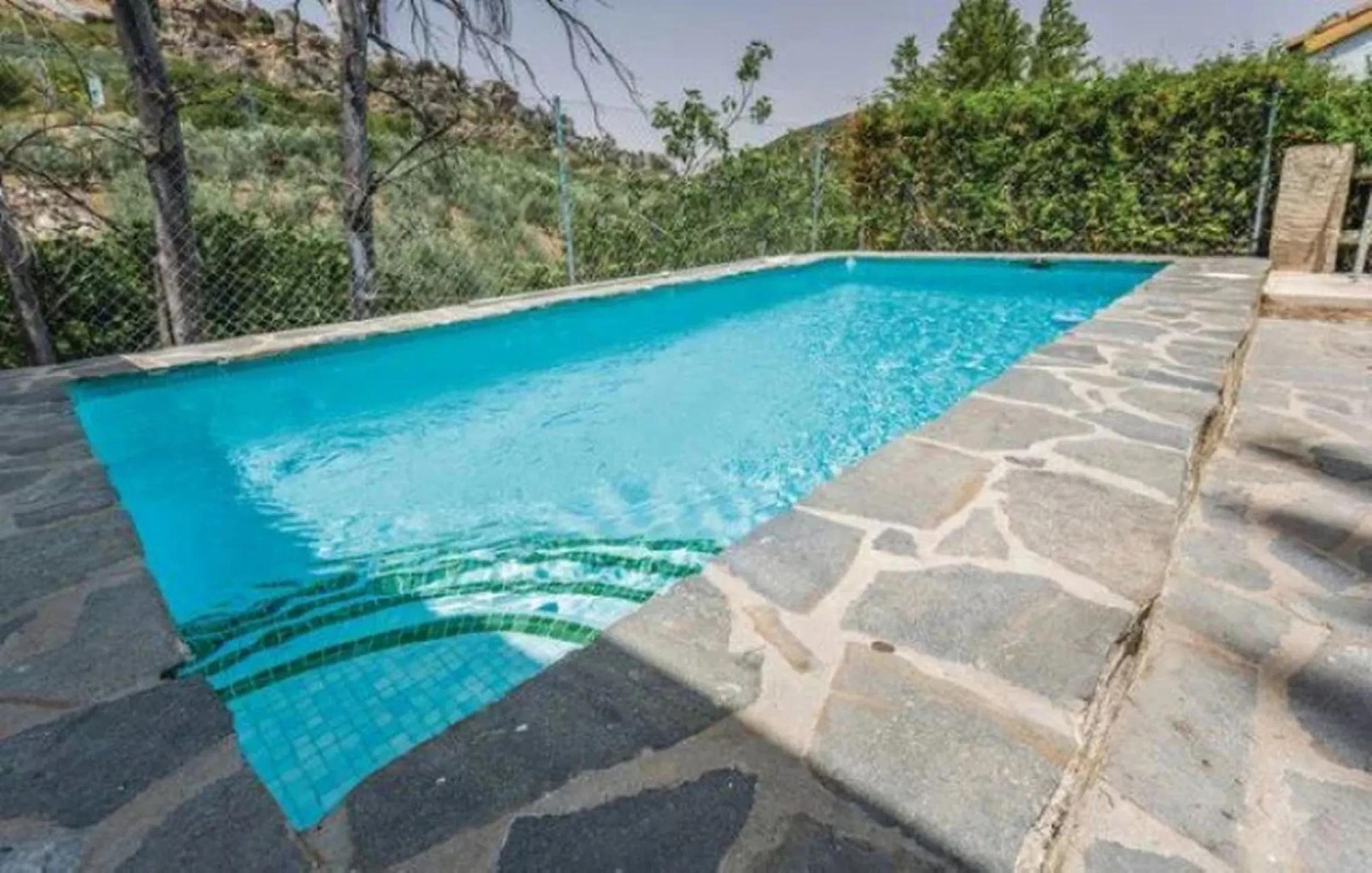 A cortijo dating back to the early 20th century, originally home to an old soap factory, now tastefully restored and converted into a tourist accommodation complex.