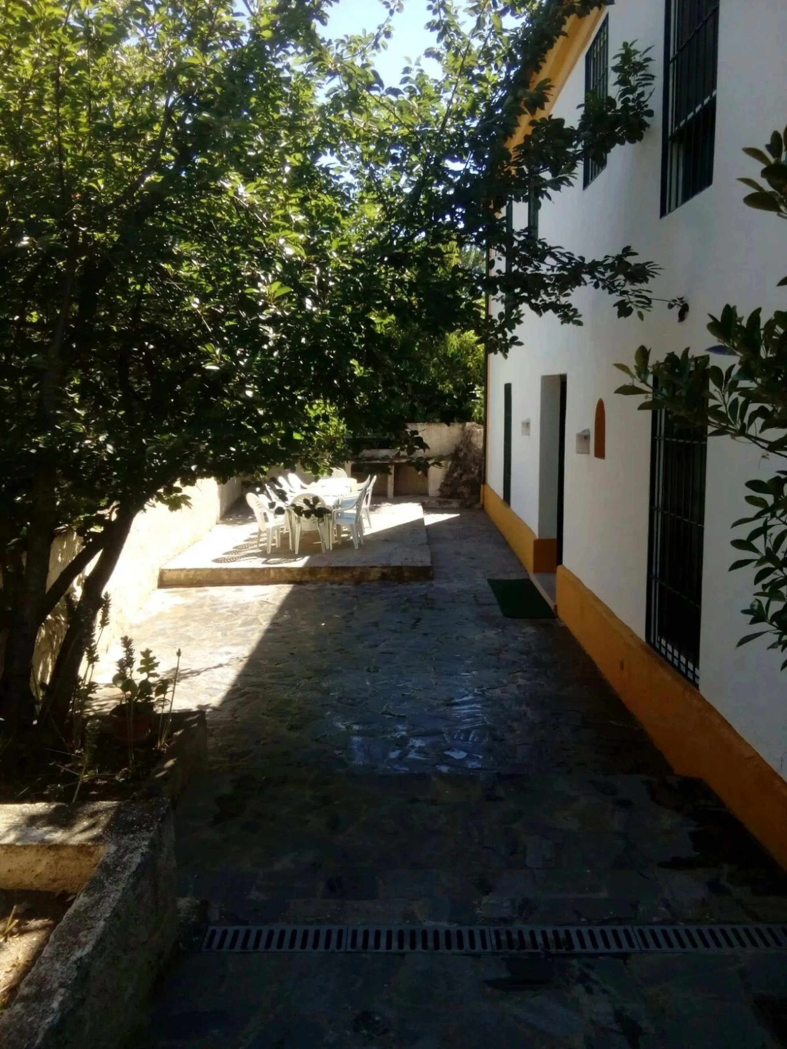 A cortijo dating back to the early 20th century, originally home to an old soap factory, now tastefully restored and converted into a tourist accommodation complex.