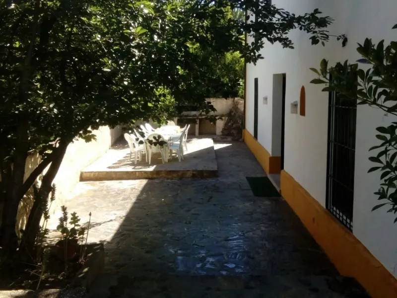 A cortijo dating back to the early 20th century, originally home to an old soap factory, now tastefully restored and converted into a tourist accommodation complex.