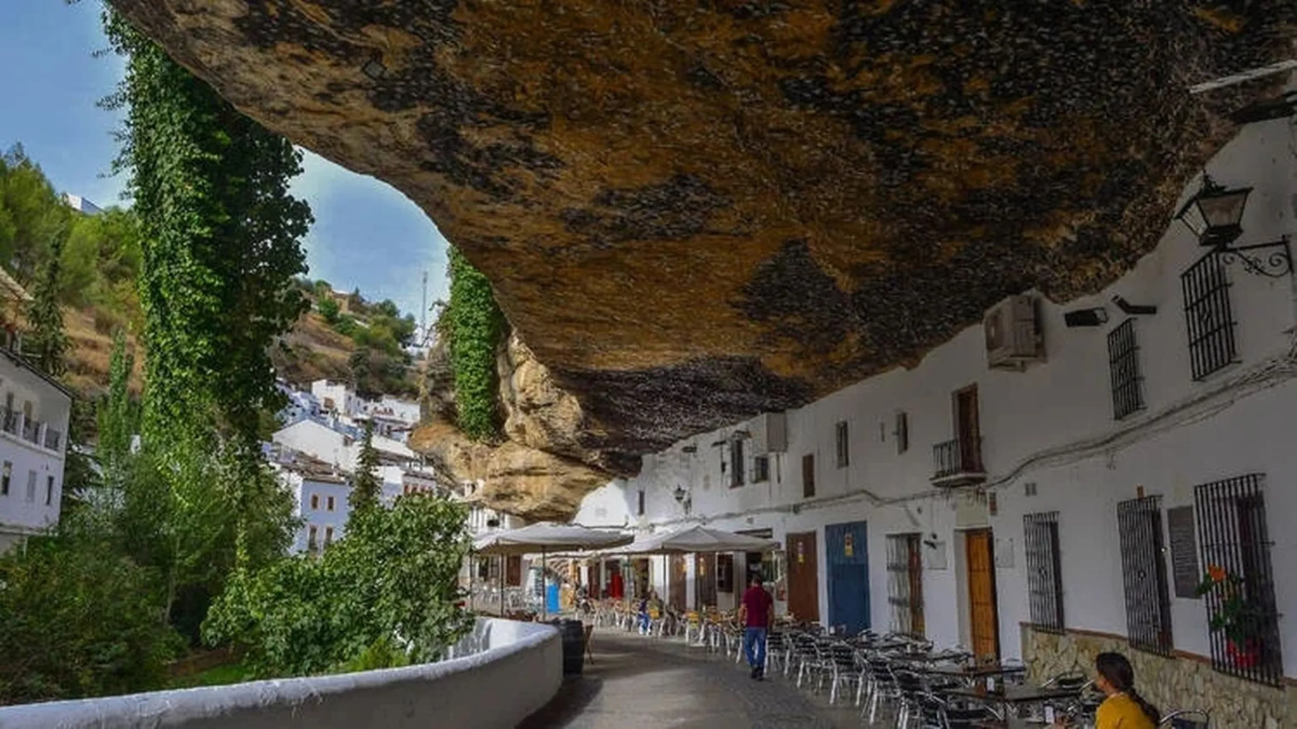 A cortijo dating back to the early 20th century, originally home to an old soap factory, now tastefully restored and converted into a tourist accommodation complex.