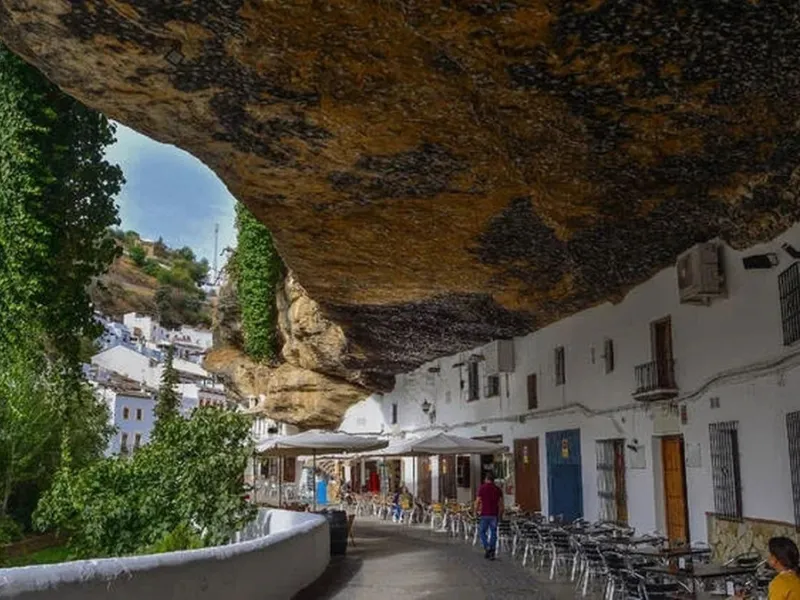 A cortijo dating back to the early 20th century, originally home to an old soap factory, now tastefully restored and converted into a tourist accommodation complex.