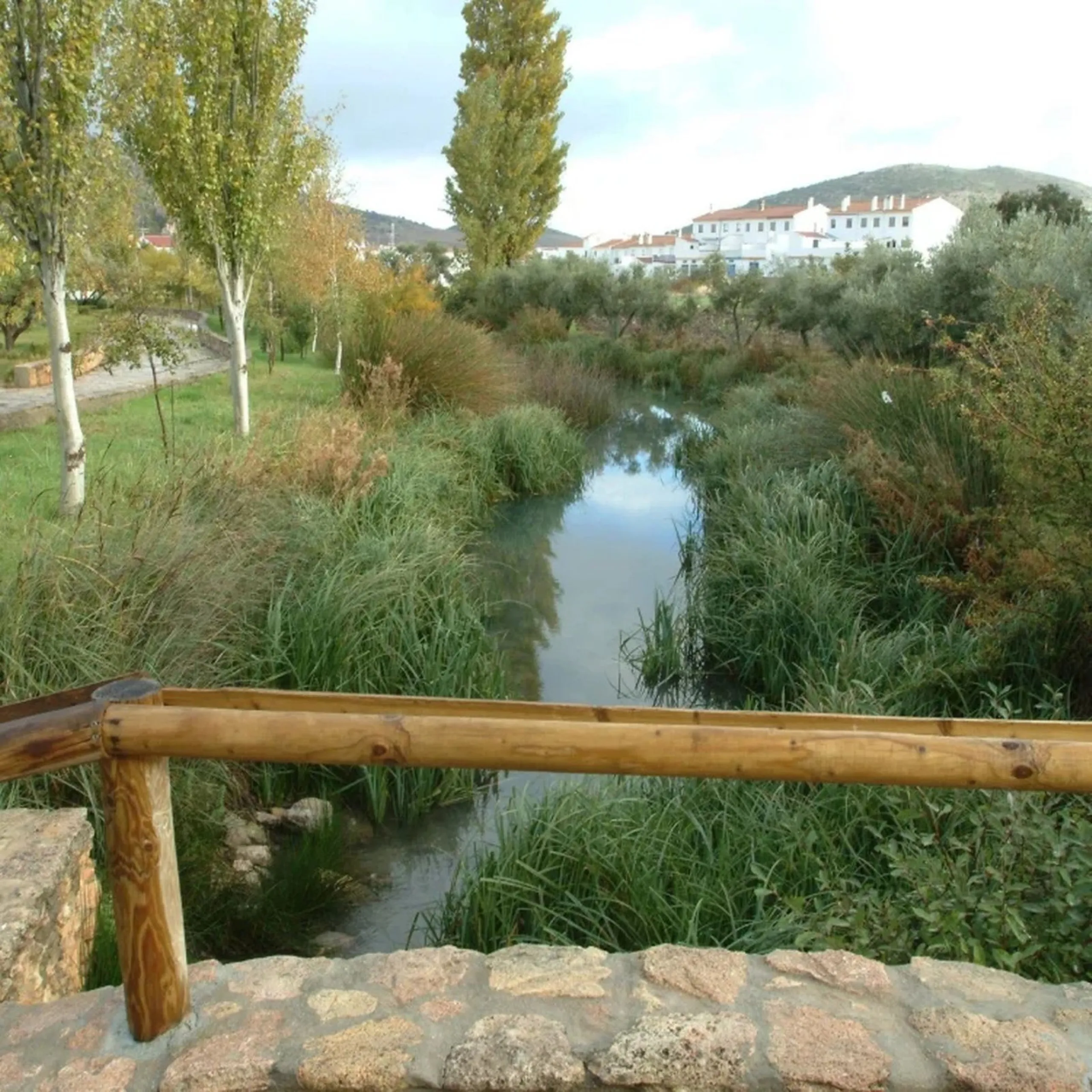 A cortijo dating back to the early 20th century, originally home to an old soap factory, now tastefully restored and converted into a tourist accommodation complex.