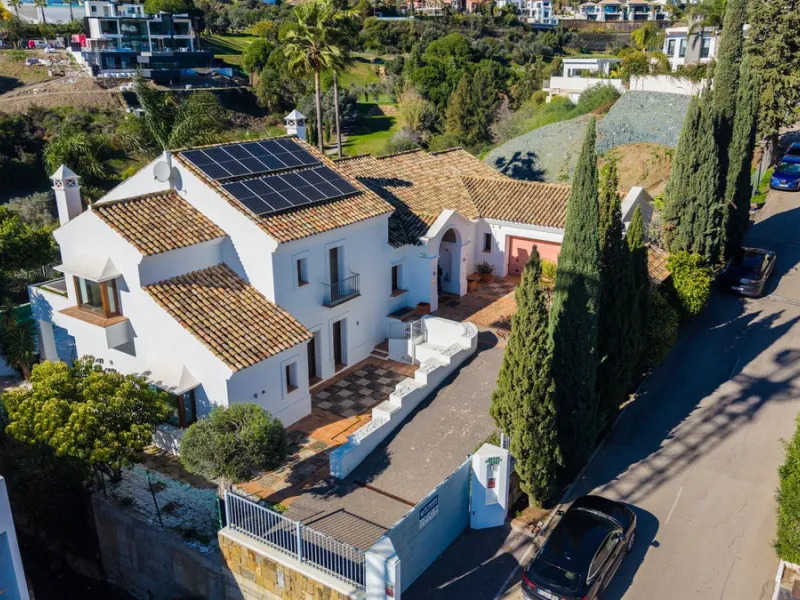 Superb Andalusian style villa located in the first line of golf.