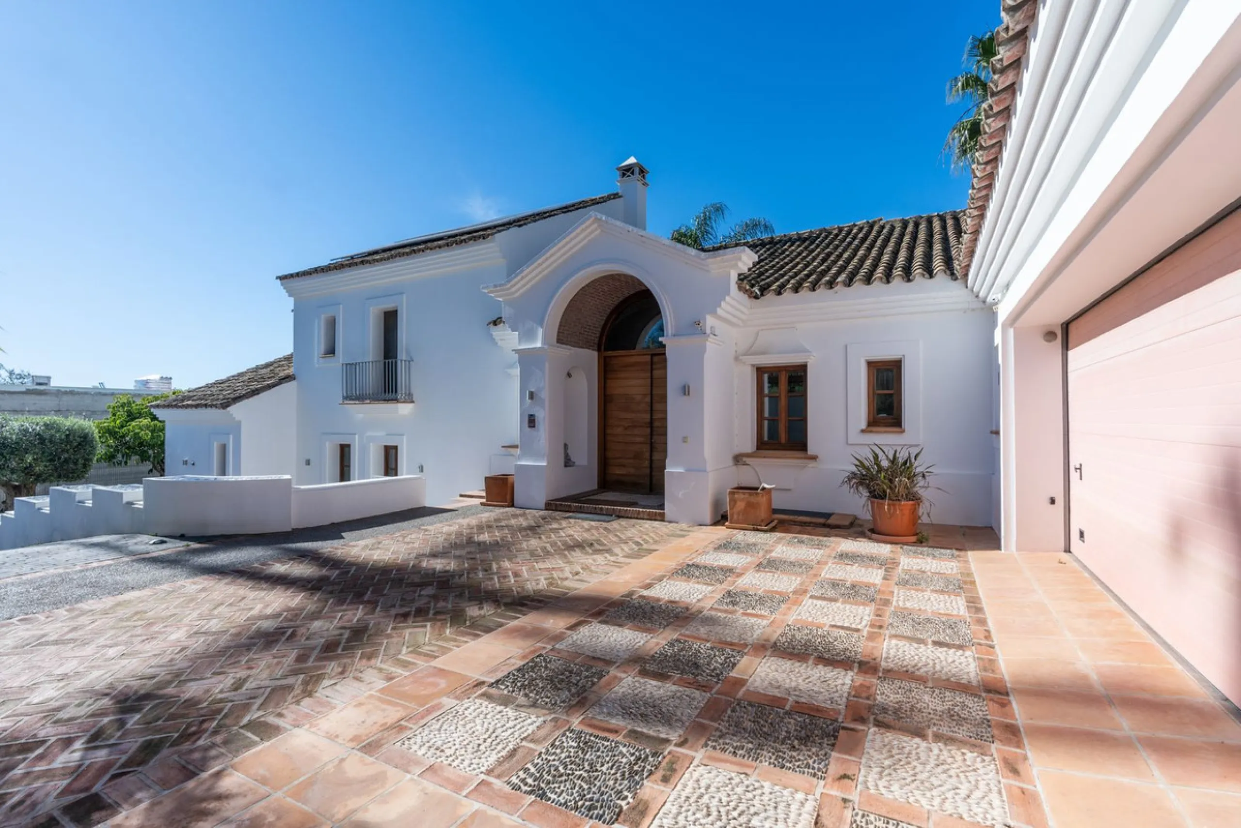 Superb Andalusian style villa located in the first line of golf.