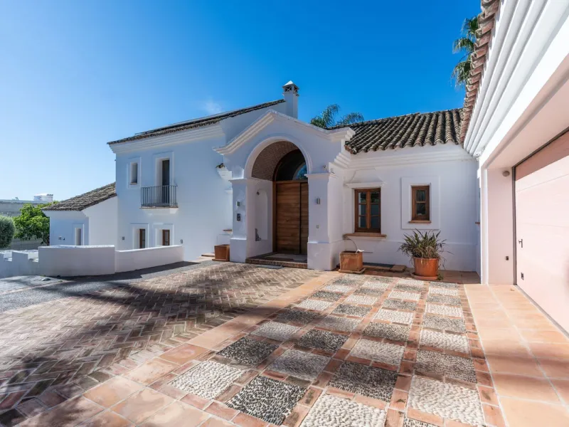Superb Andalusian style villa located in the first line of golf.