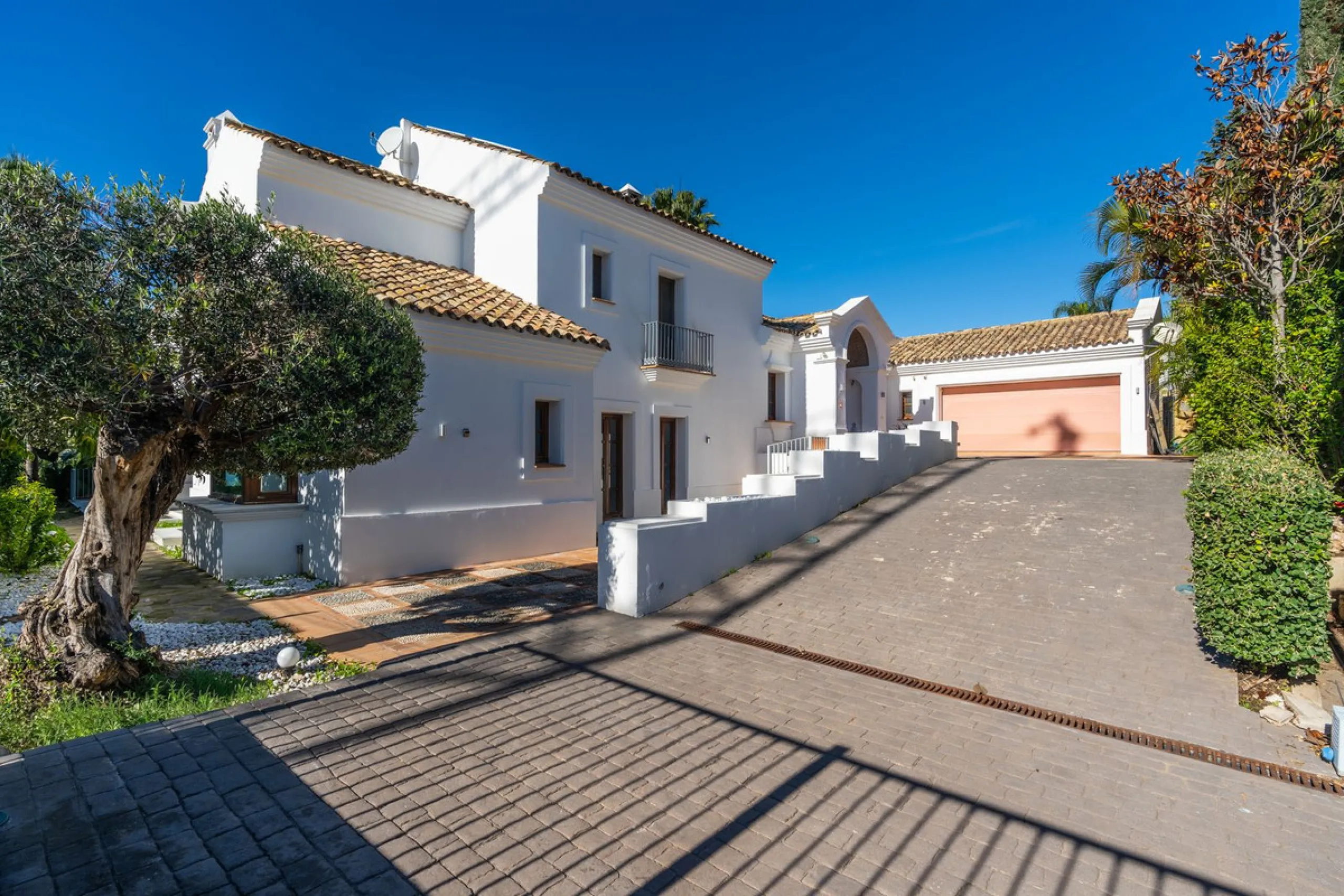 Superb Andalusian style villa located in the first line of golf.