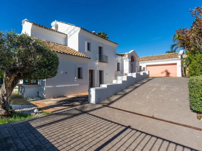 Superb Andalusian style villa located in the first line of golf.