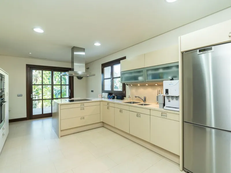 Superb Andalusian style villa located in the first line of golf.