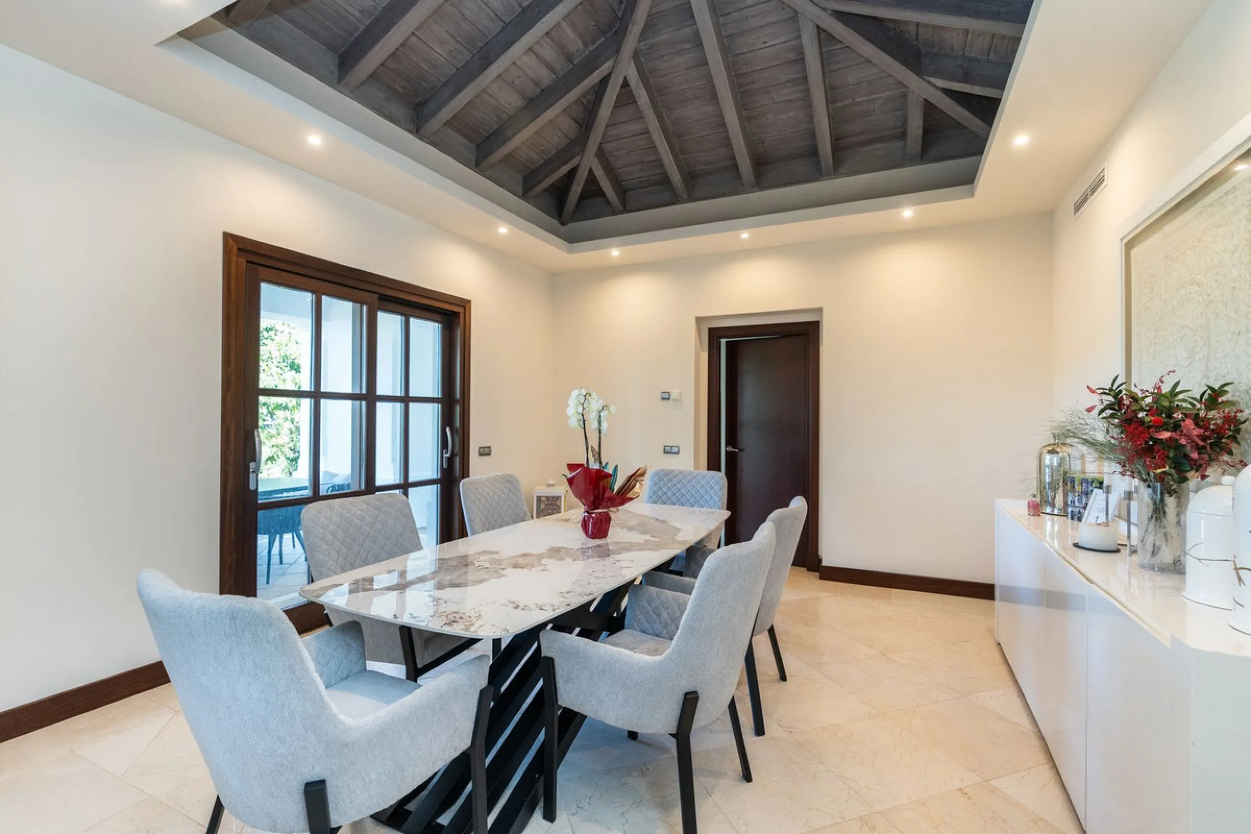 Superb Andalusian style villa located in the first line of golf.