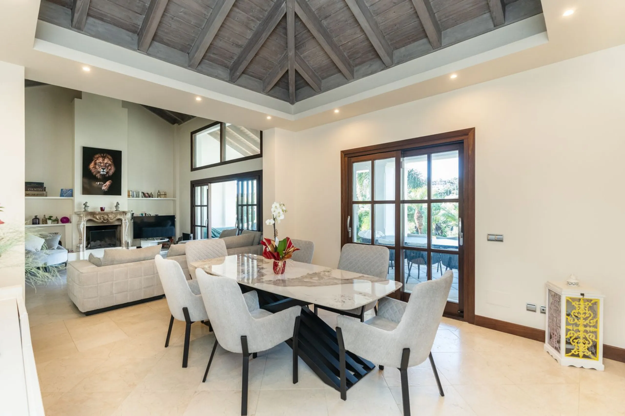 Superb Andalusian style villa located in the first line of golf.