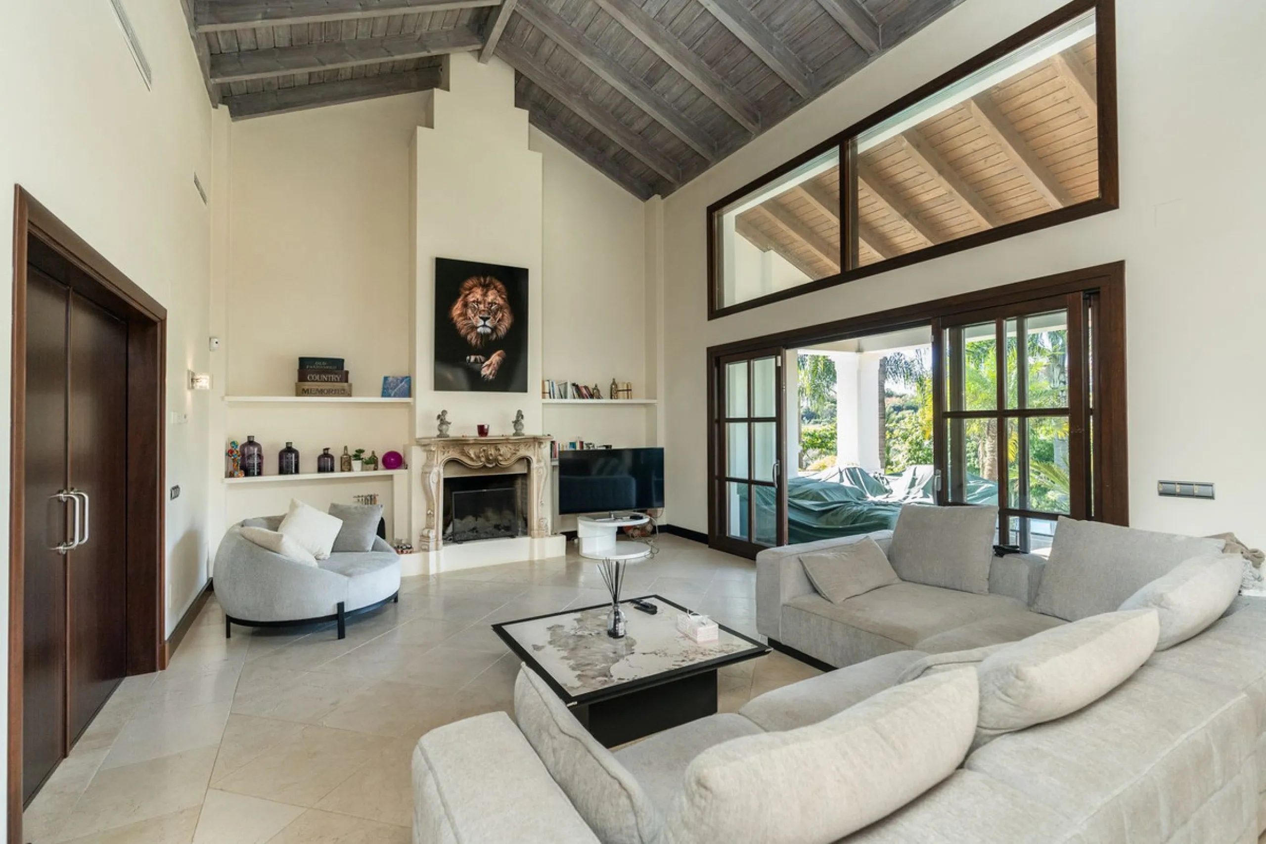 Superb Andalusian style villa located in the first line of golf.