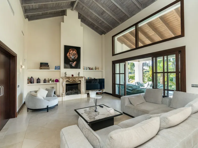 Superb Andalusian style villa located in the first line of golf.