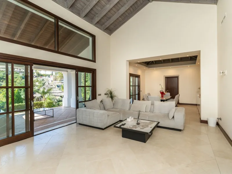 Superb Andalusian style villa located in the first line of golf.