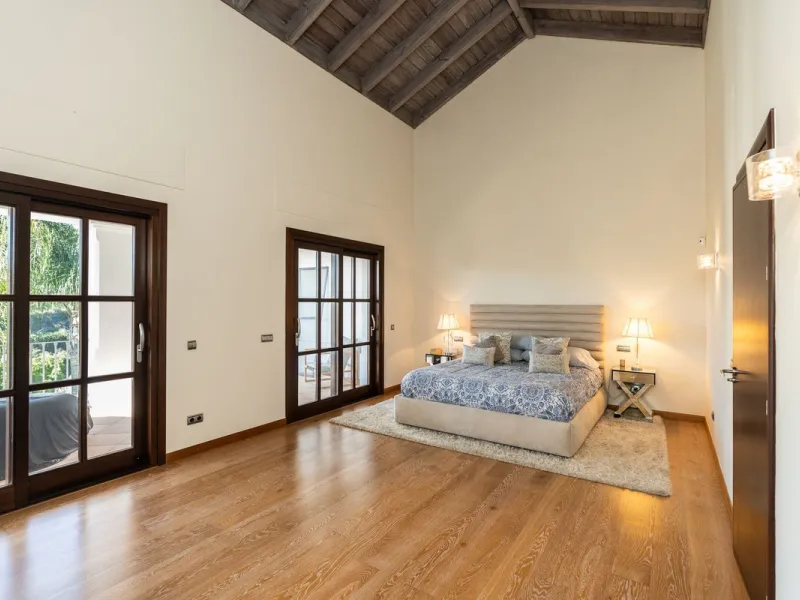 Superb Andalusian style villa located in the first line of golf.