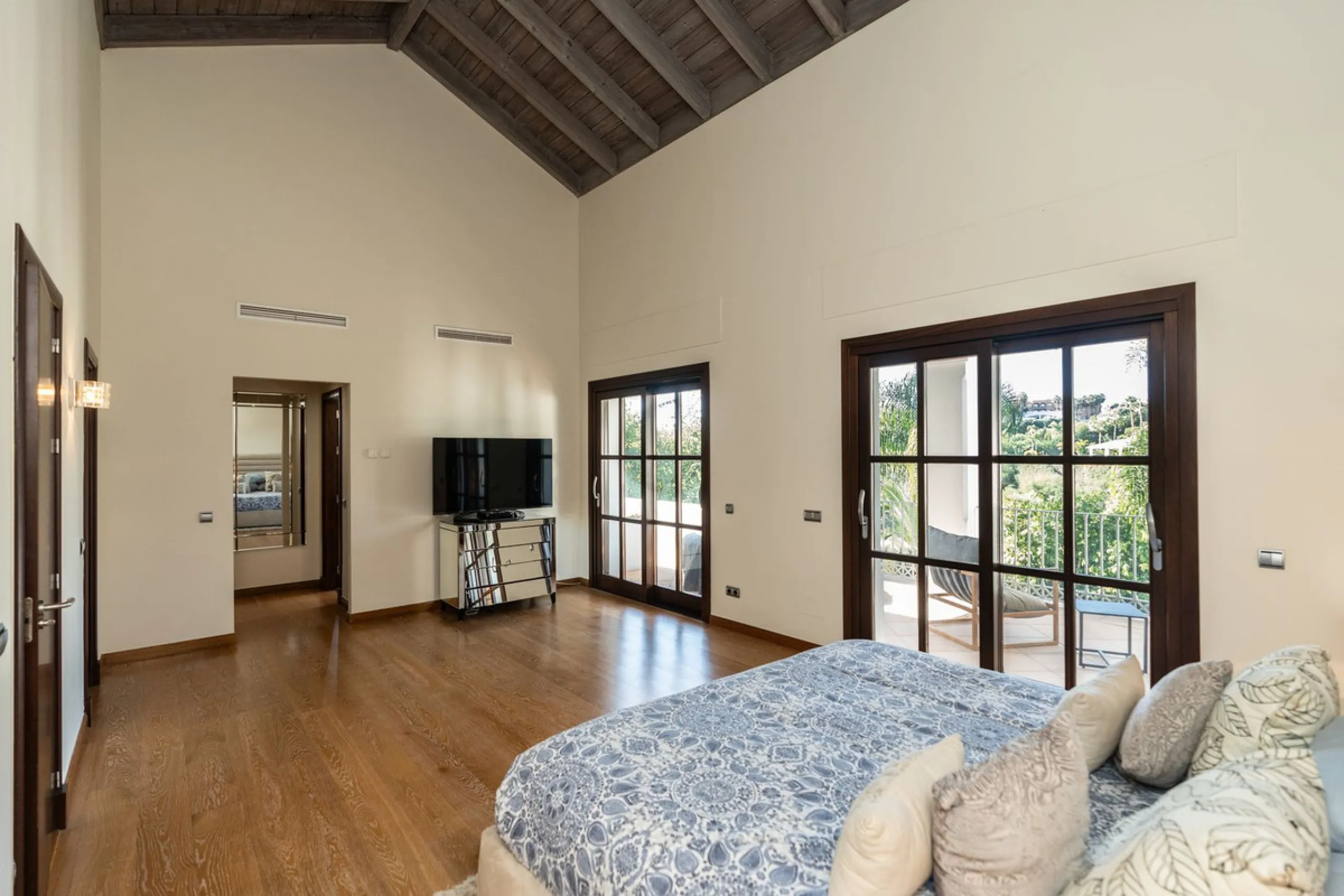 Superb Andalusian style villa located in the first line of golf.