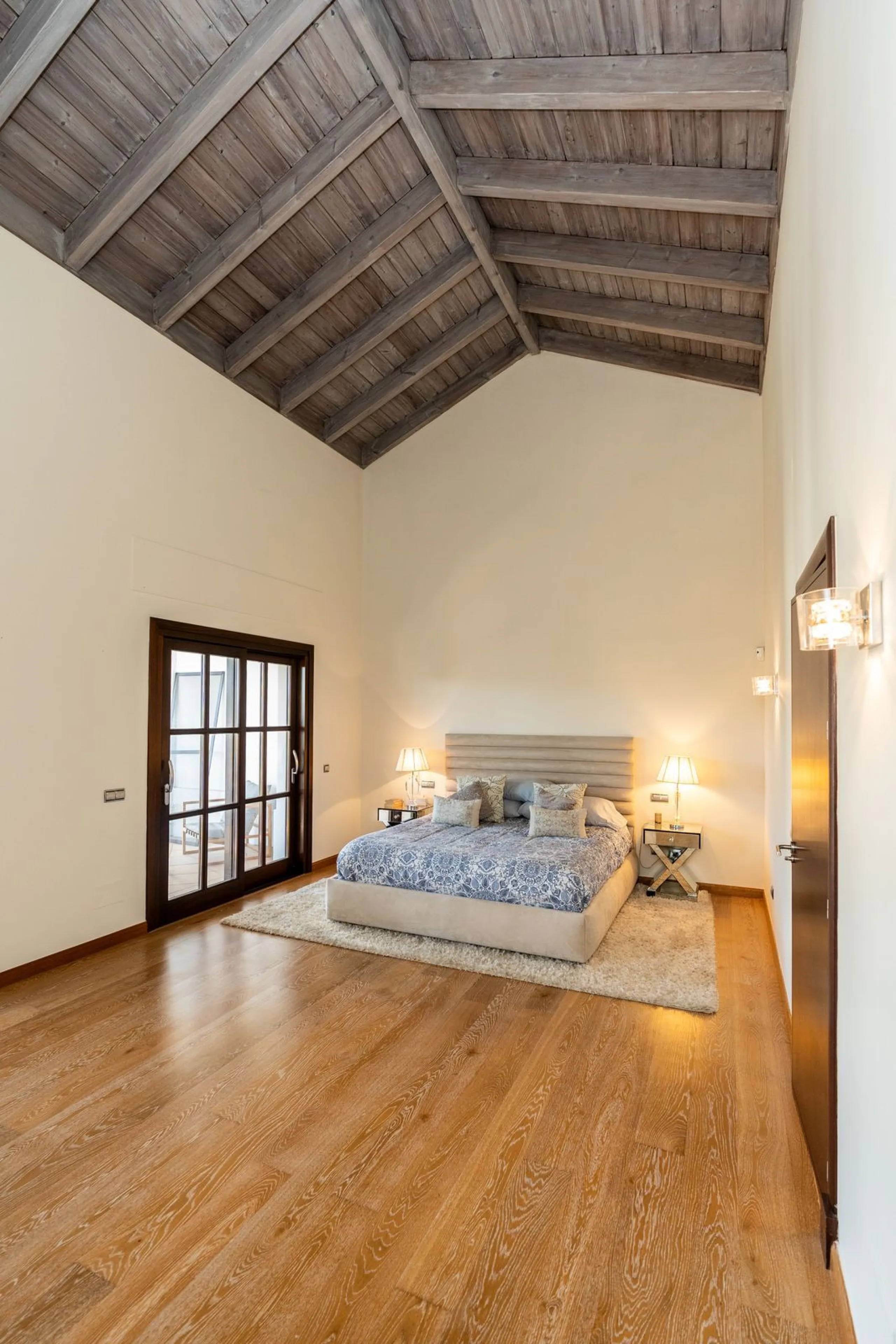 Superb Andalusian style villa located in the first line of golf.
