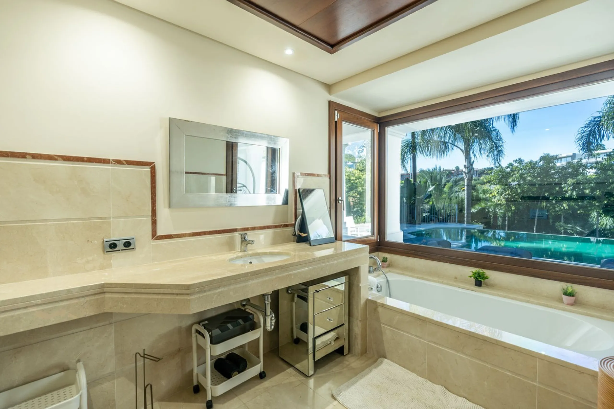 Superb Andalusian style villa located in the first line of golf.