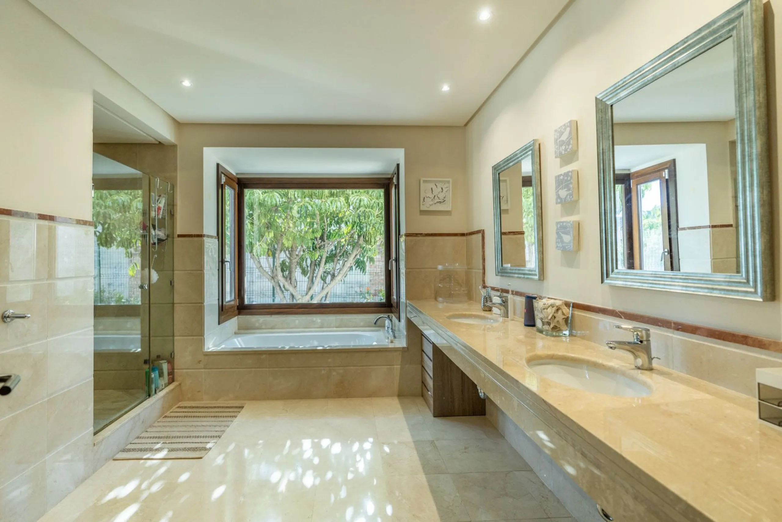 Superb Andalusian style villa located in the first line of golf.