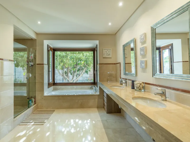 Superb Andalusian style villa located in the first line of golf.