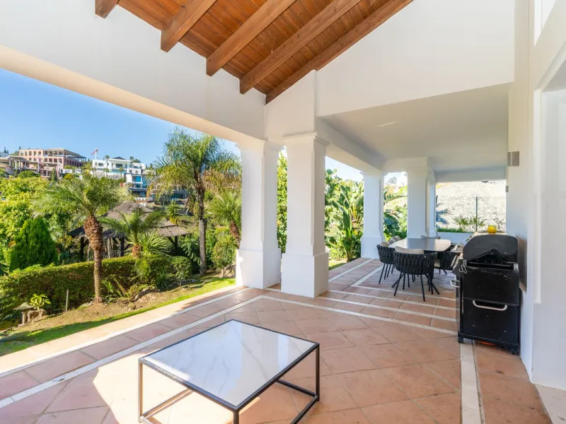 Superb Andalusian style villa located in the first line of golf.