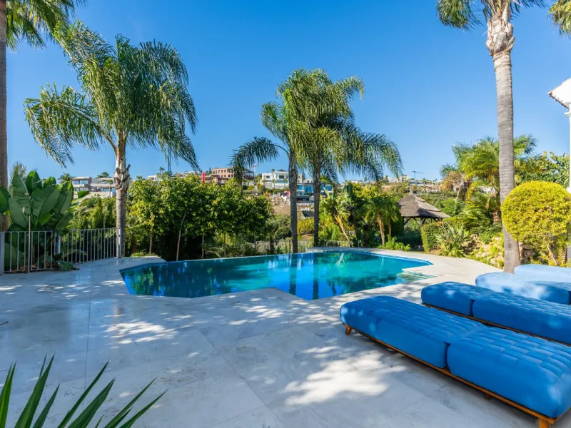 Superb Andalusian style villa located in the first line of golf.