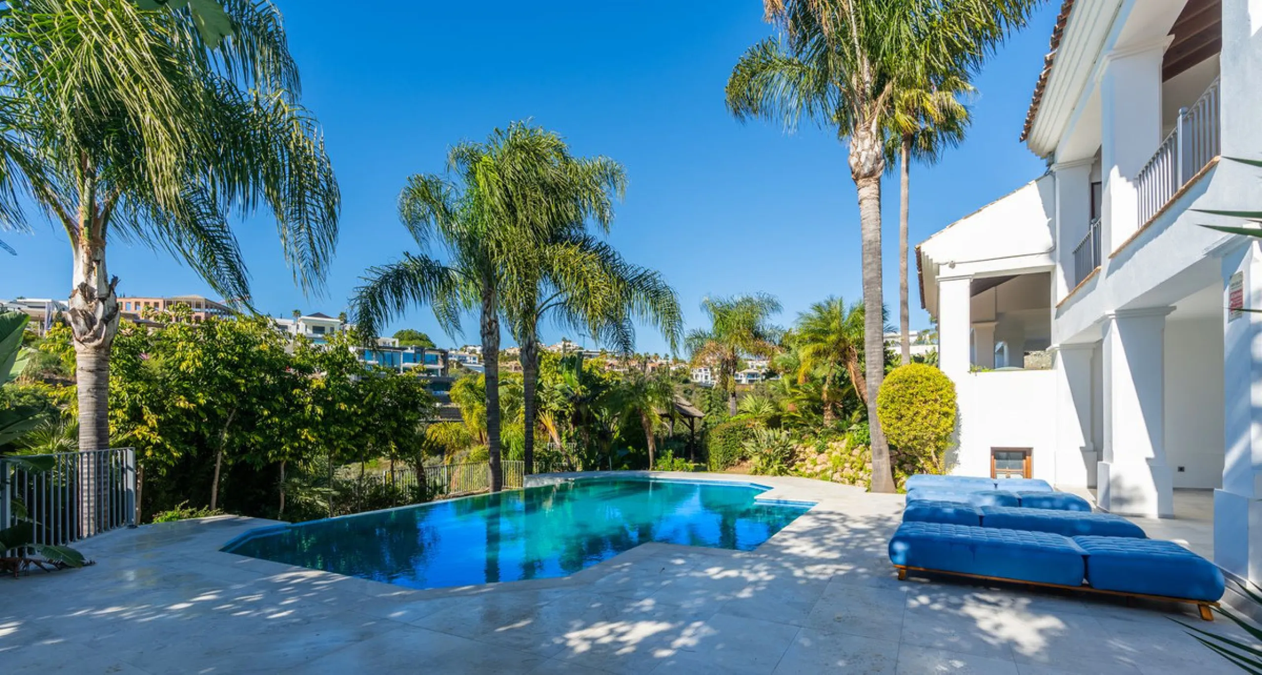 Superb Andalusian style villa located in the first line of golf.