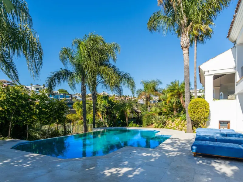 Superb Andalusian style villa located in the first line of golf.