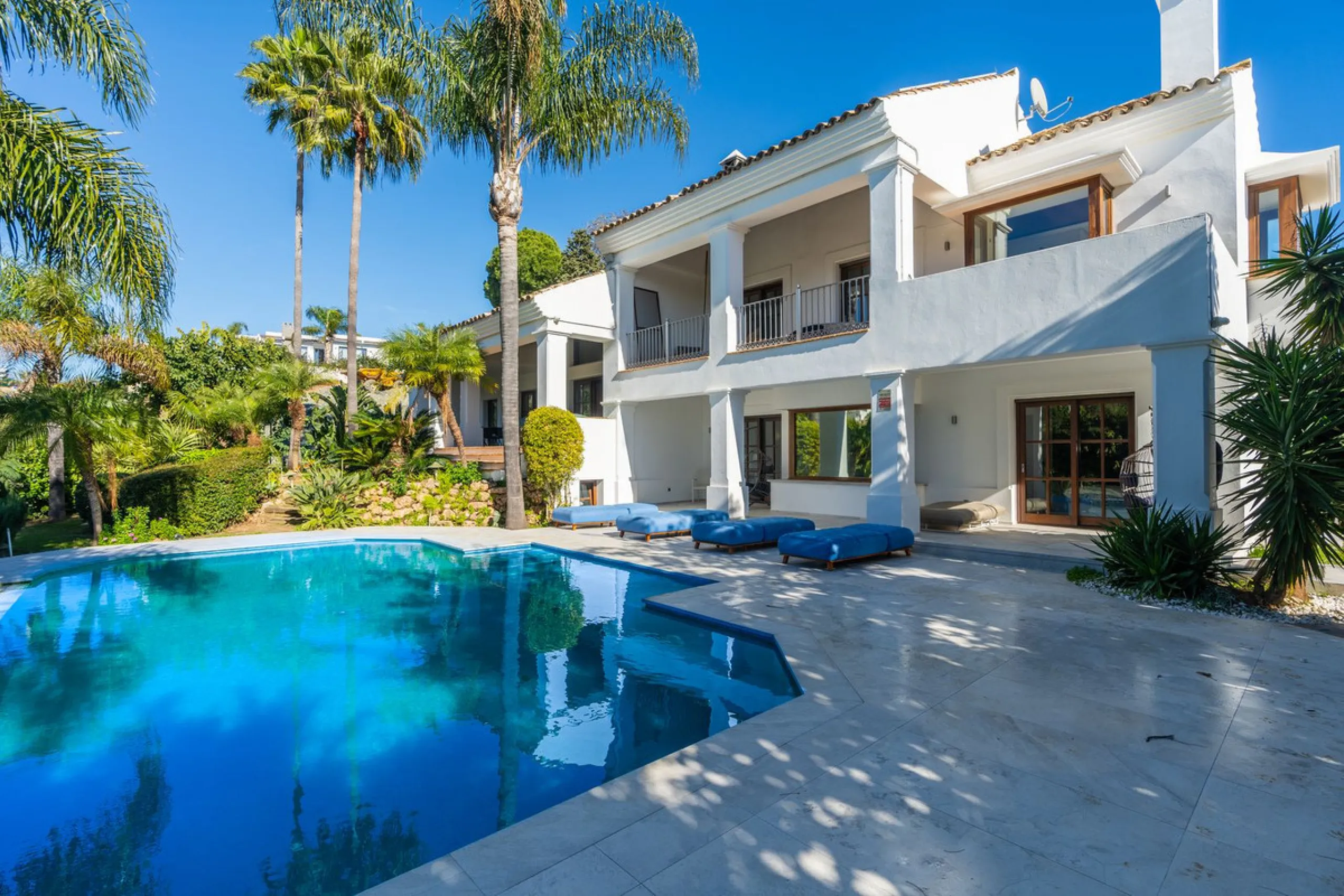 Superb Andalusian style villa located in the first line of golf.