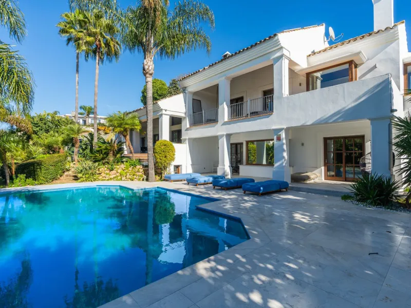 Superb Andalusian style villa located in the first line of golf.