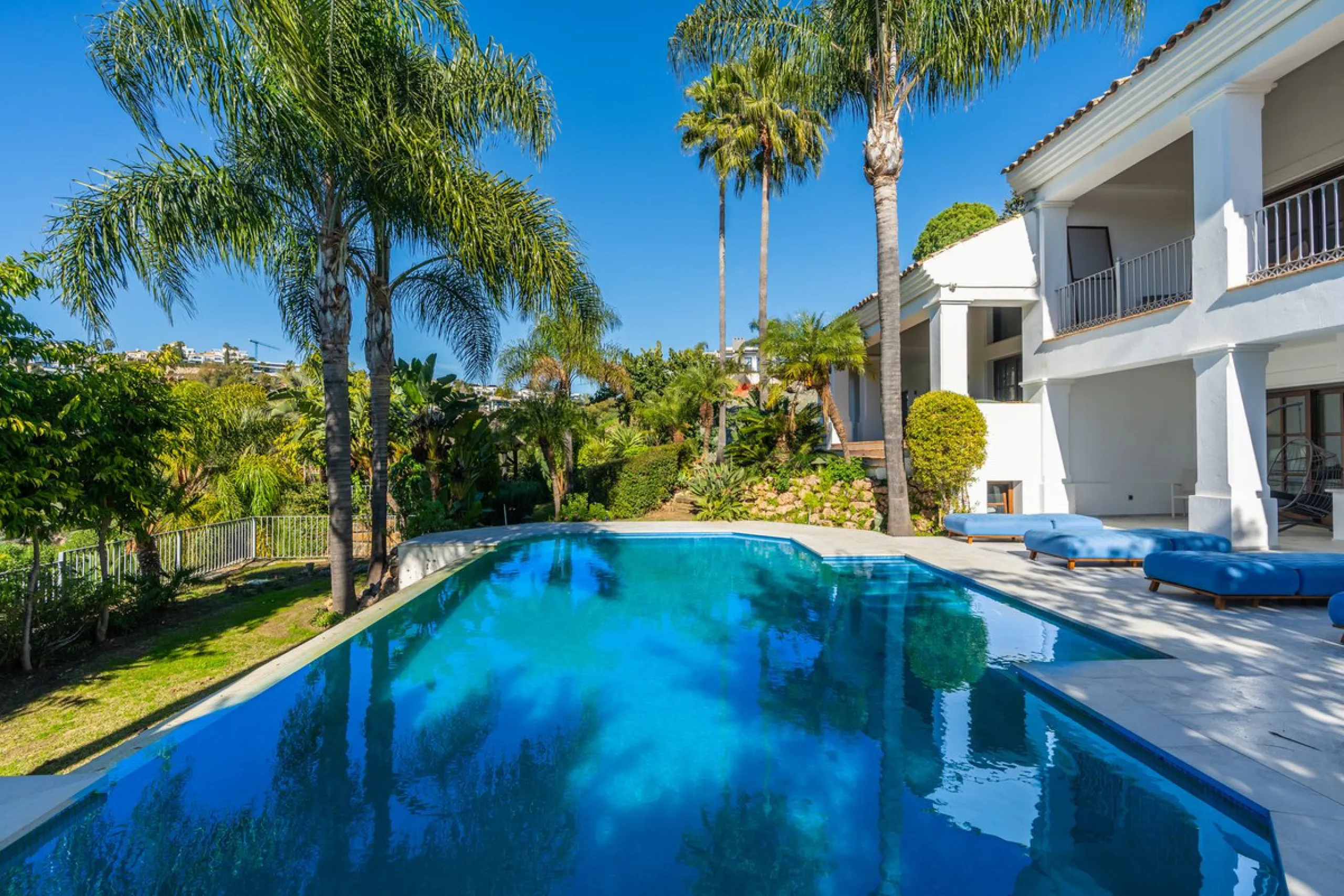 Superb Andalusian style villa located in the first line of golf.
