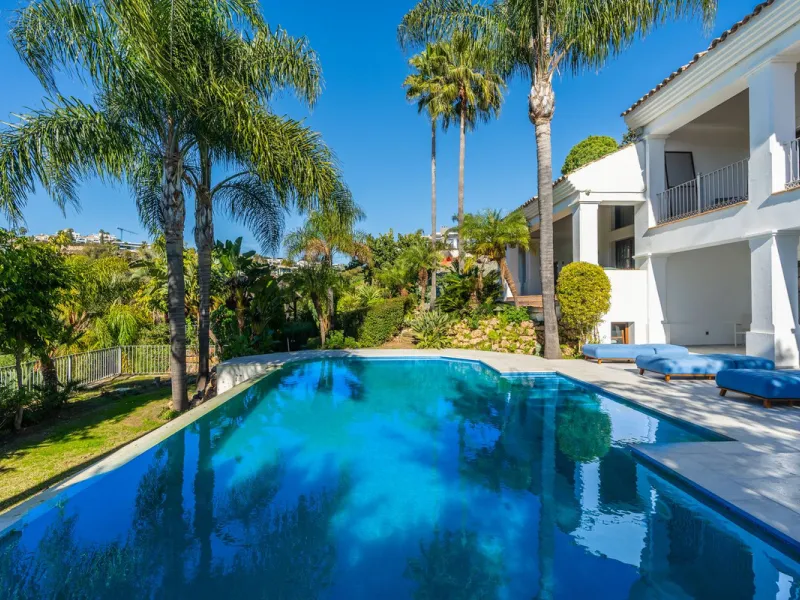 Superb Andalusian style villa located in the first line of golf.