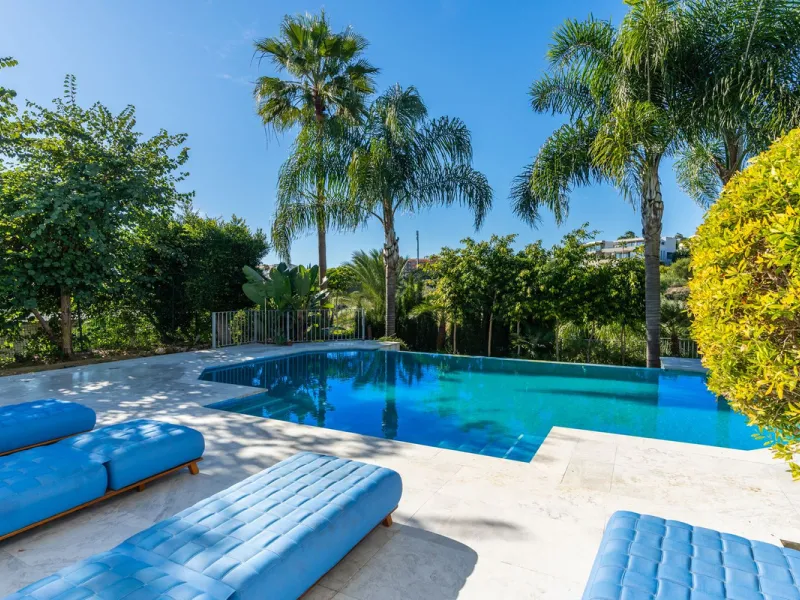Superb Andalusian style villa located in the first line of golf.