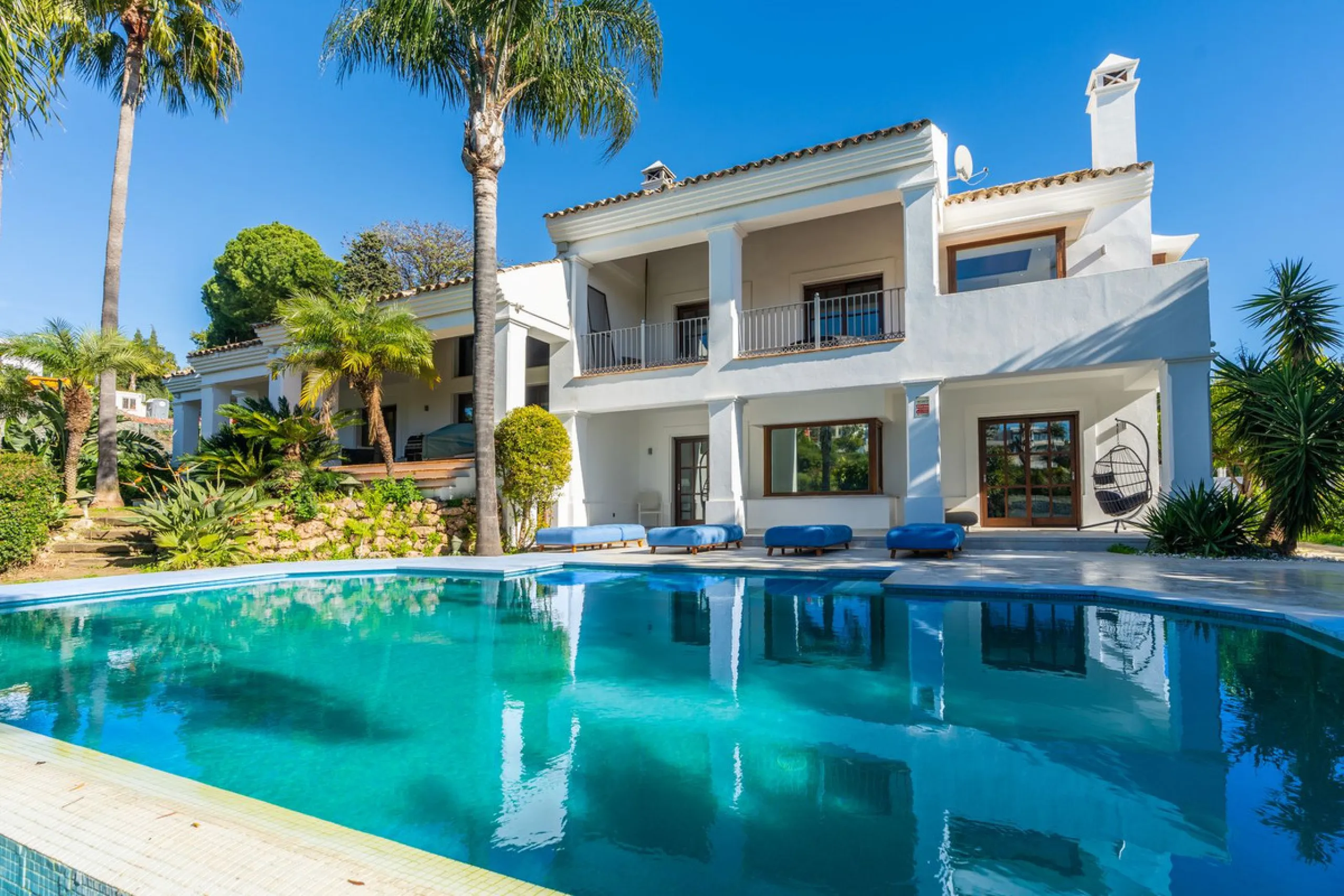 Superb Andalusian style villa located in the first line of golf.