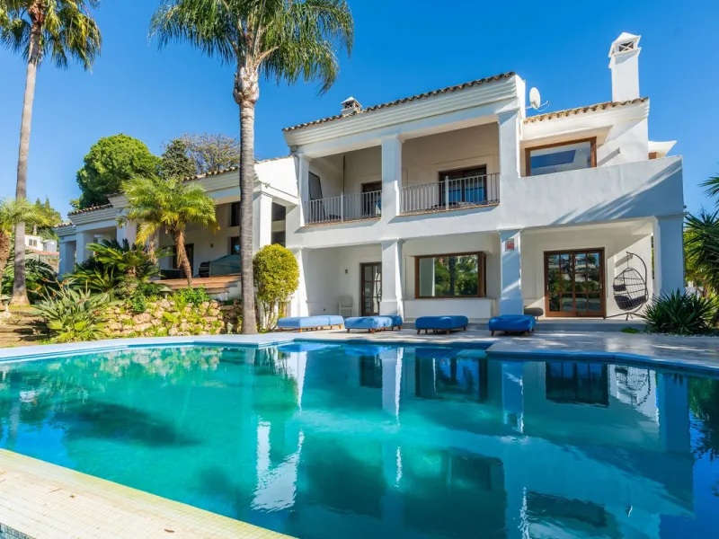 Superb Andalusian style villa located in the first line of golf.