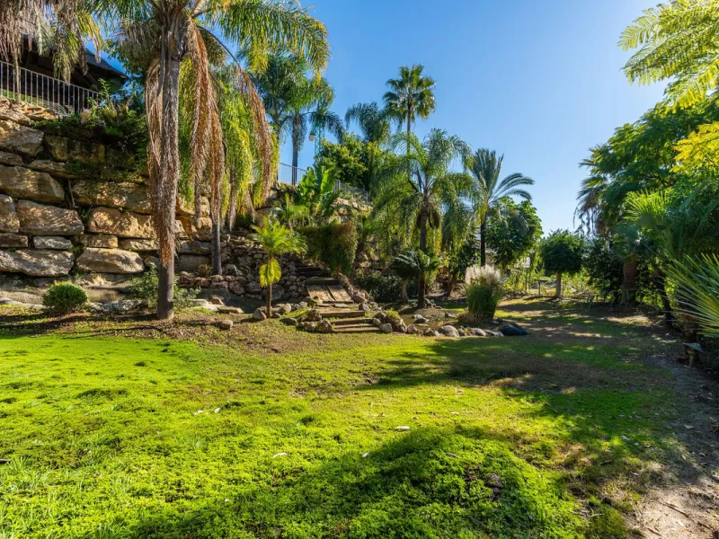 Superb Andalusian style villa located in the first line of golf.