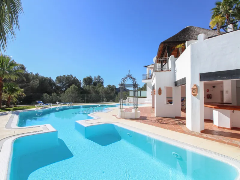 Superb townhouse located in the stunning lakeside development of Zahara de Istan, only a few minutes drive from the famous Marbella Golden Mile. The property features fantastic views to the Istan lake with many special features. On the ground floor we fin