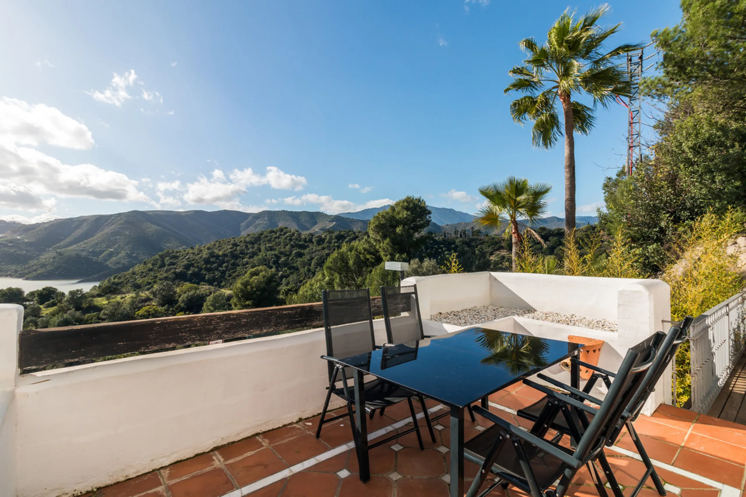 House - Semi-Detached House в продаже в Istán, Málaga. В доме 3 спален и 3 ванных комнат. Площадь дома 189 м². Площадь участка 269 м²