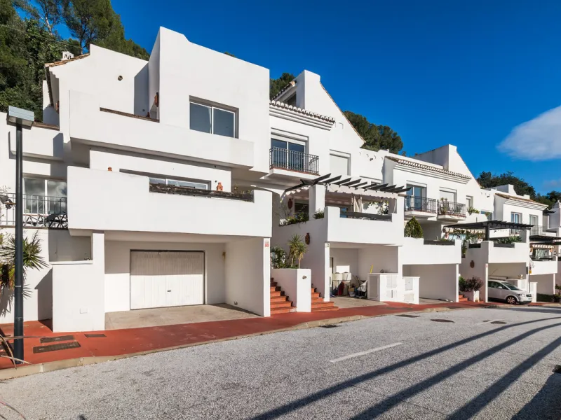 House - Semi-Detached House в продаже в Istán, Málaga. В доме 3 спален и 3 ванных комнат. Площадь дома 189 м². Площадь участка 269 м²