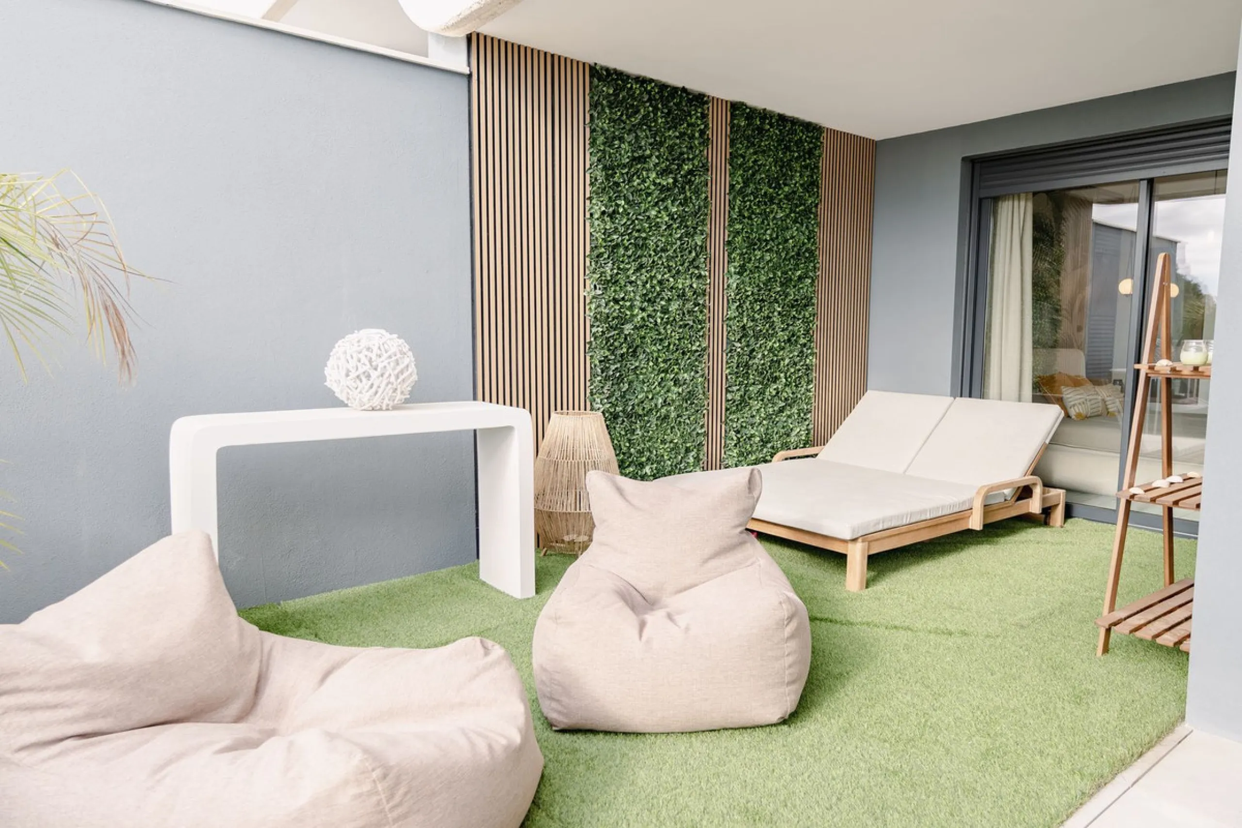 Bright and spacious 3-bedroom, 2-bathroom first-floor apartment located in the sought-after Oasis325 Phase 2 on the New Golden Mile. Featuring beautiful sea views, modern design, and high-quality finishes, this property is ideal for both living and invest