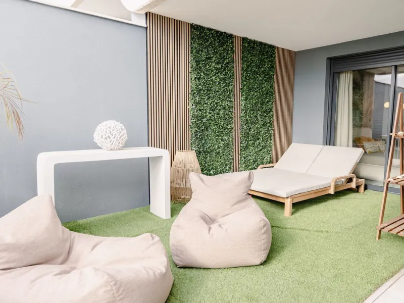 Bright and spacious 3-bedroom, 2-bathroom first-floor apartment located in the sought-after Oasis325 Phase 2 on the New Golden Mile. Featuring beautiful sea views, modern design, and high-quality finishes, this property is ideal for both living and invest