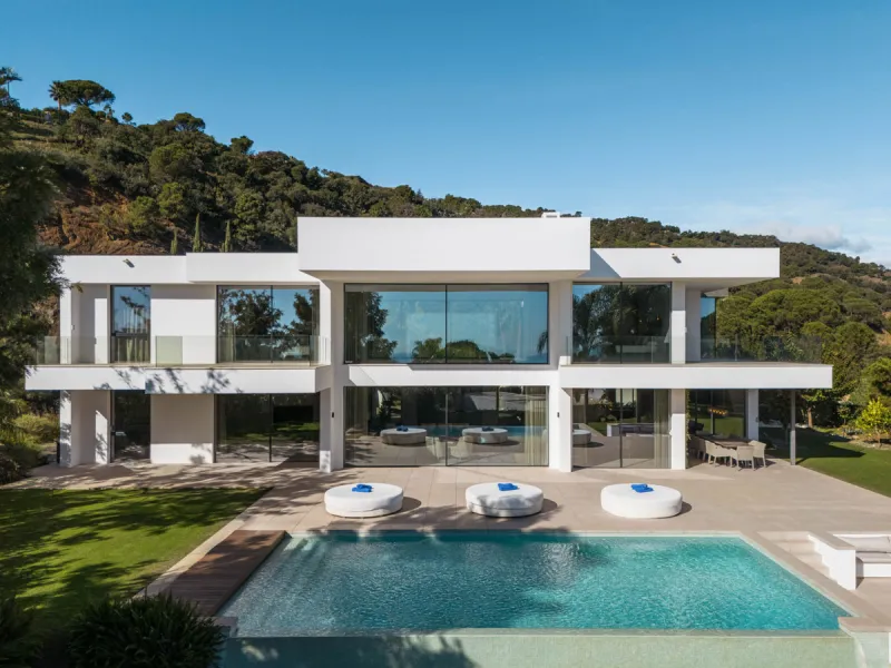 Designed by a distinguished architect, this villa is spread over two levels with an impressive built area. It features five luxurious bedrooms, each with its ensuite bathroom, an additional guest toilet, and a guest apartment that matches the main villa's