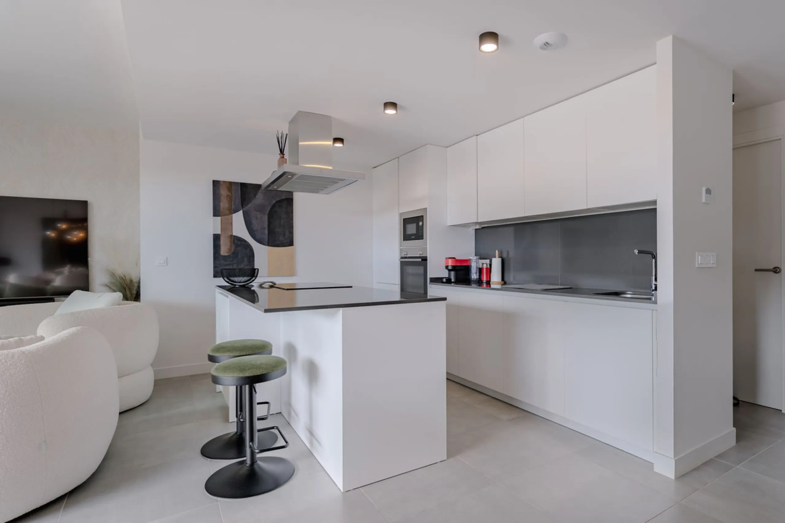 Bright and spacious 3-bedroom, 2-bathroom first-floor apartment located in the sought-after Oasis325 Phase 2 on the New Golden Mile. Featuring beautiful sea views, modern design, and high-quality finishes, this property is ideal for both living and invest