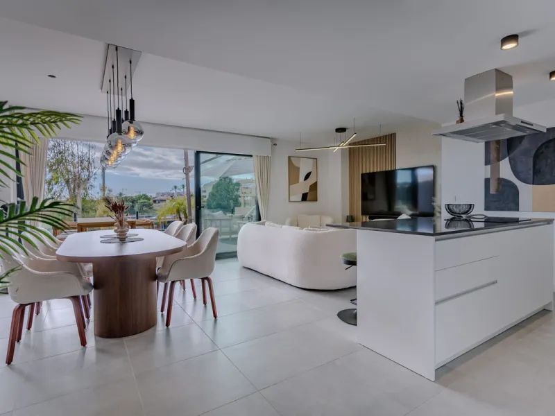 Bright and spacious 3-bedroom, 2-bathroom first-floor apartment located in the sought-after Oasis325 Phase 2 on the New Golden Mile. Featuring beautiful sea views, modern design, and high-quality finishes, this property is ideal for both living and invest