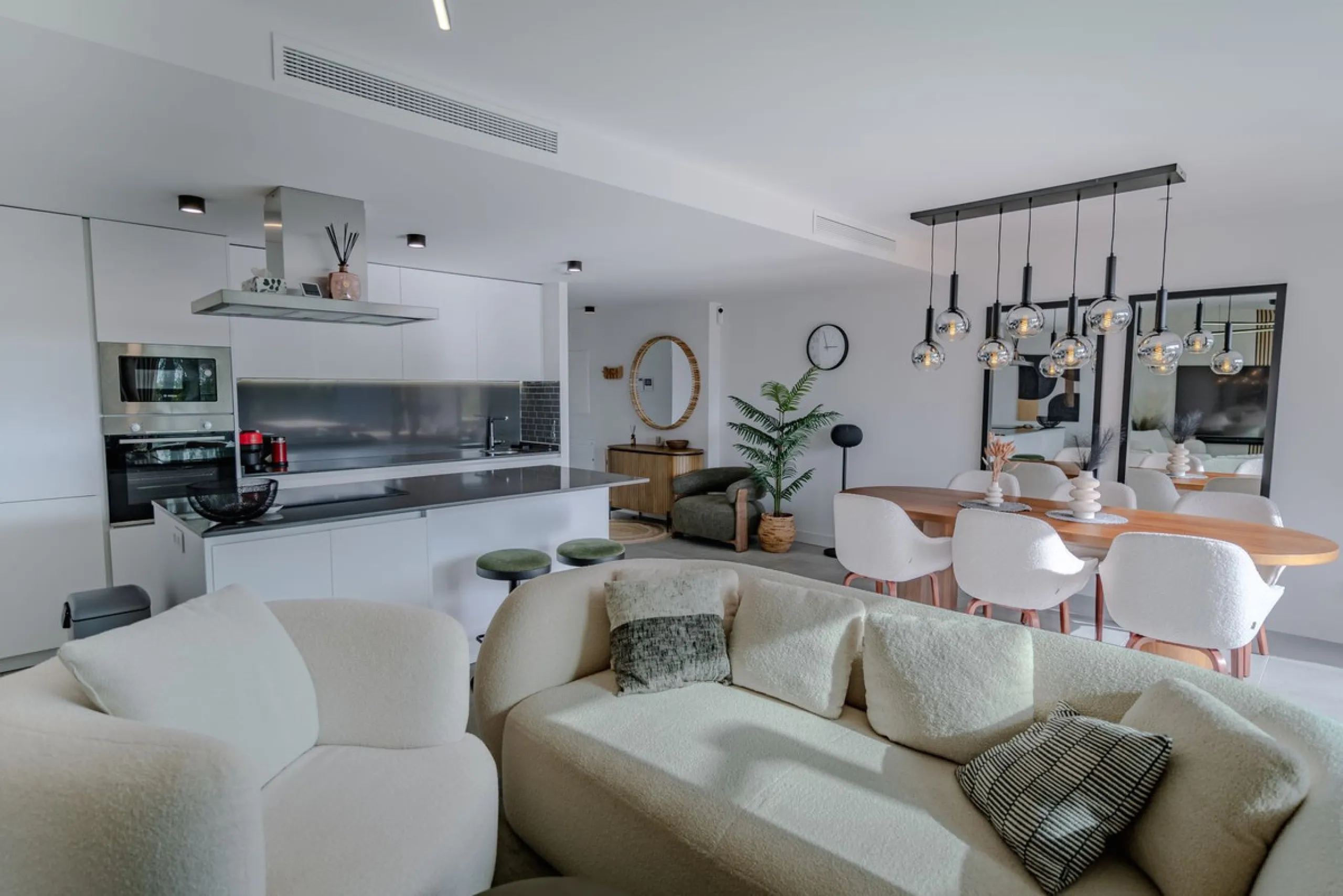 Bright and spacious 3-bedroom, 2-bathroom first-floor apartment located in the sought-after Oasis325 Phase 2 on the New Golden Mile. Featuring beautiful sea views, modern design, and high-quality finishes, this property is ideal for both living and invest