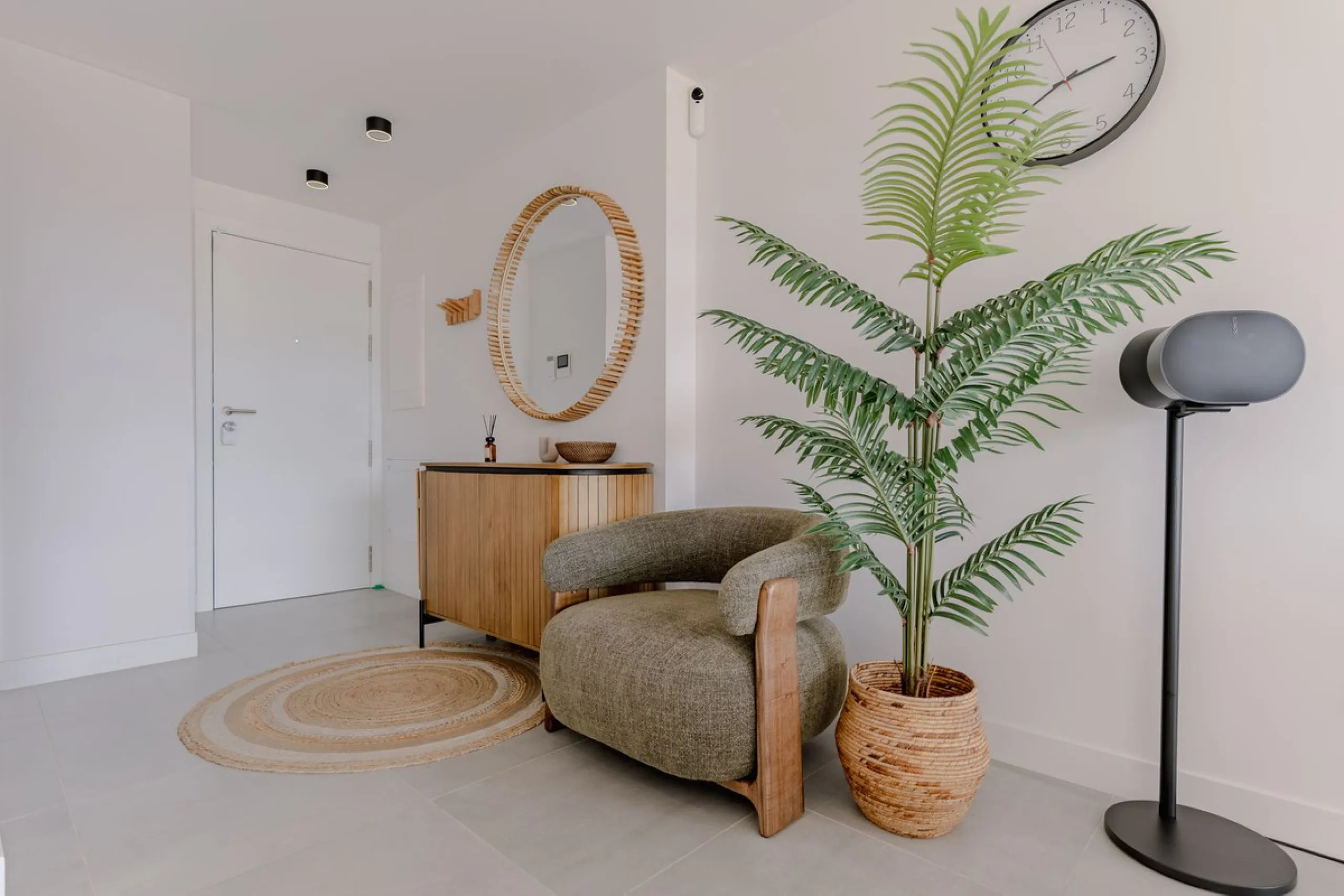 Bright and spacious 3-bedroom, 2-bathroom first-floor apartment located in the sought-after Oasis325 Phase 2 on the New Golden Mile. Featuring beautiful sea views, modern design, and high-quality finishes, this property is ideal for both living and invest