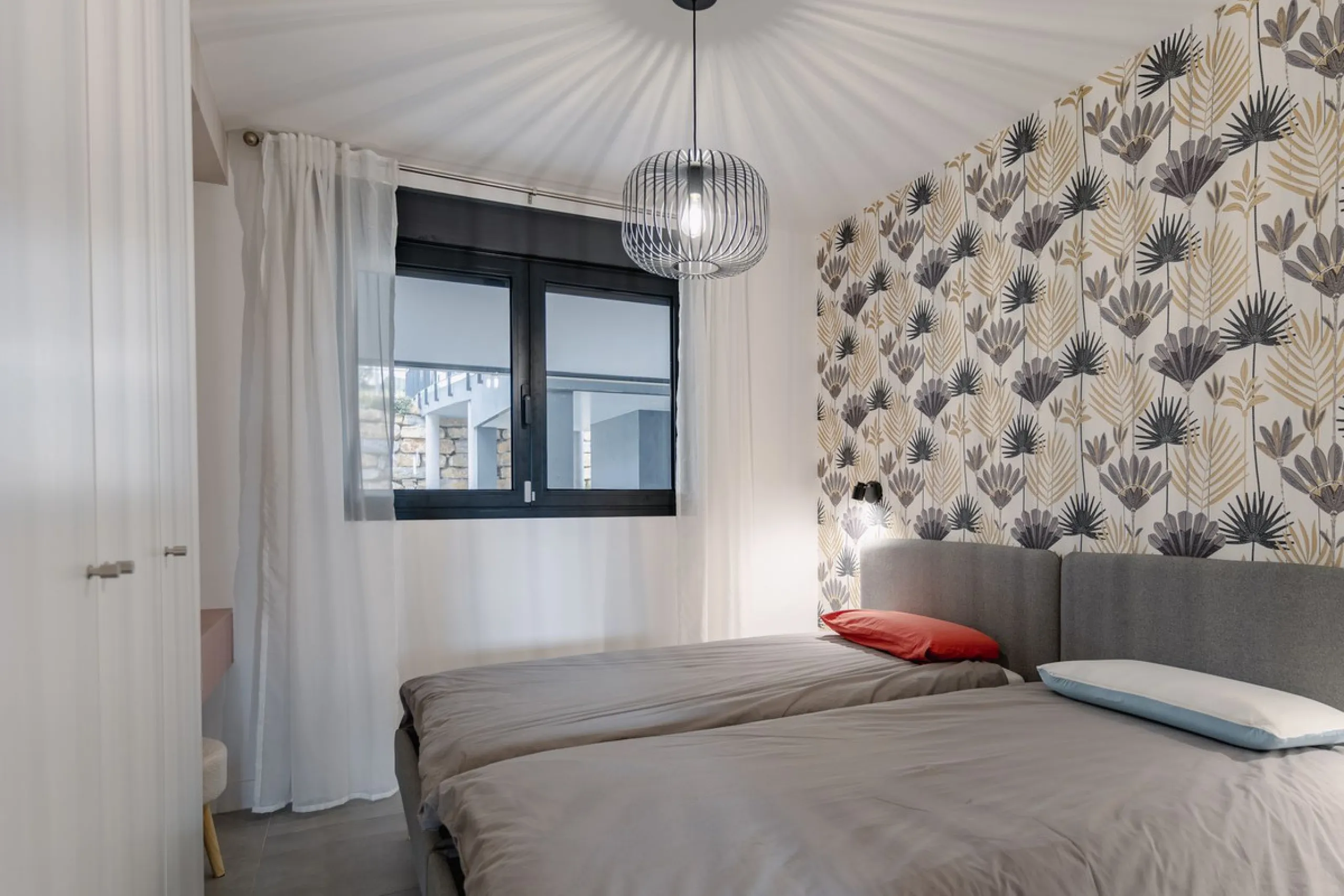 Bright and spacious 3-bedroom, 2-bathroom first-floor apartment located in the sought-after Oasis325 Phase 2 on the New Golden Mile. Featuring beautiful sea views, modern design, and high-quality finishes, this property is ideal for both living and invest